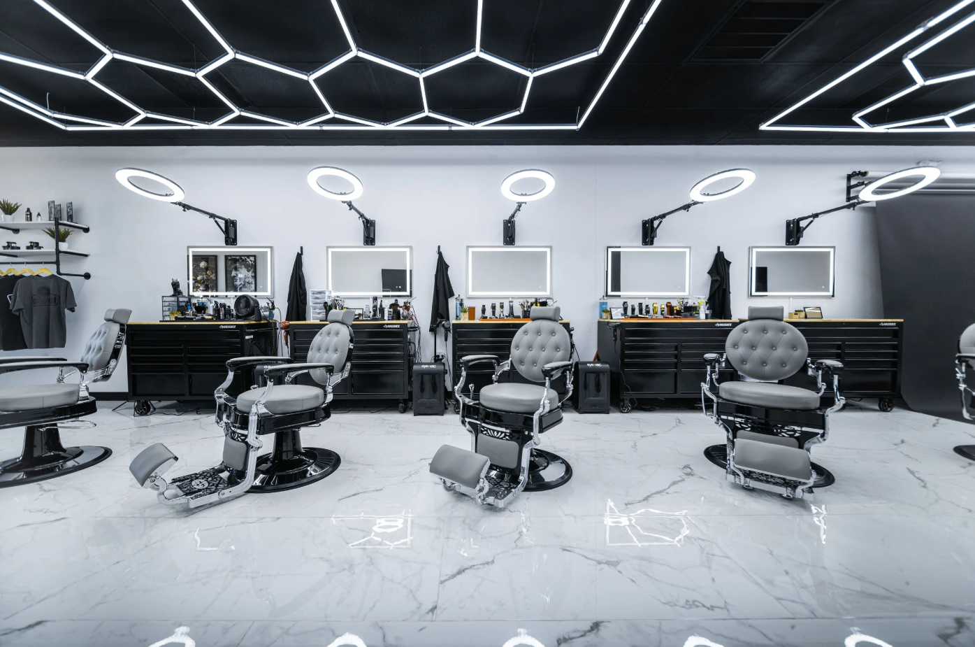 Innenansicht des Grindel Friseur Barbershops in Hamburg mit Barberstühlen